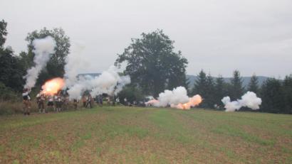Bild: frd
Nach alter Tradition wird das „Kinifest“ von den Böllerschützen mit einer langsamen Reihe, einer schnellen Reihe und einem Salut mit gleich drei Kanonen (rechts) zu Ehren des "Kinis“ angeschossen.