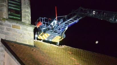 Bild: bey
Das Kreuz beschädigte beim Herabfallen das Dach der Kirche in Burgtreswitz.