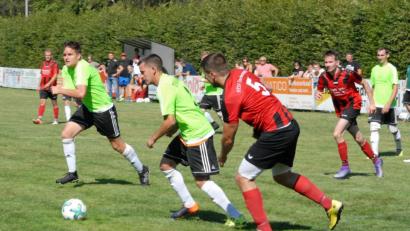 Bild: gb
Der ATSV Tirschenreuth (rote Trikots) feierte gegen den TSV Bärnau einen klaren 3:0-Erfolg.