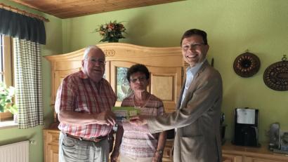 Bild: eig
Dekan Dr. Wenrich Slenczka (rechts) hat Heinz Müller als „Lichtblick“ vorgeschlagen; Müller liest nun auf eigenen Wunsch zwei Jahre kostenlos den „Neuen Tag“.