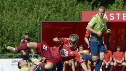 Bild: ham
Der Pfreimder Nicholas Schmid (rot) stoppt mit einer akrobatischen Aktion einen Neumarkter Spieler. Die SpVgg verlor das Heimspiel mit 2:5.