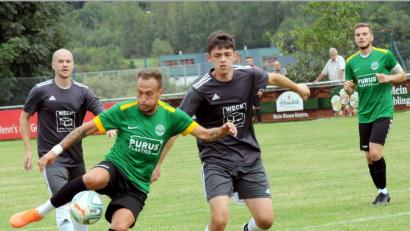 Bild: heh
Kreisliga-Tabellenführer VfB Arzberg fertigte die SG SV Mitterteich II/SV Steinmühle I mit 6:0 ab. Hier zieht der dreifache Torschütze Martin Brunner (Zweiter von links) vor Tobias Heimerl ab. Im Hintergrund Markus Broschik (SG/links) und Korbinian Lang (VfB/rechts).