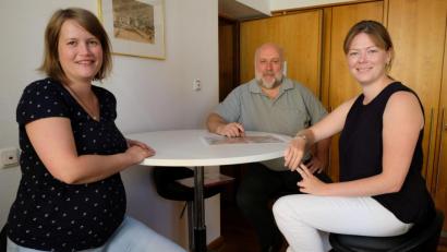 Bild: Thomas Graml, Stadt Amberg
Abgebildete Personen: (von links nach rechts): Simone Plail (Stadtmarketing Amberg e.V.), Werner Stein (Kreisvorsitzender des Nordbayerischen Musikbunds), Ina Bogner (Stadtmarketing Amberg e.V.)