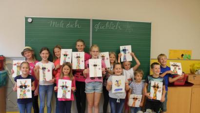 Bild: edo
Stolz präsentieren die Kinder ihre Kunstwerke.