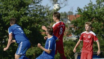 Bild: ham
Der TV Nabburg (rot) hatte die besseren Chancen und hätte eigentlich gewinnen müssen. Deshalb war das 0:0 für den FC Schmidgaden sehr schmeichelhaft.