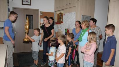 Bild: frd
Die Kinder staunten, wie schwer so eine Monstranz ist, die von den Priestern an Fronleichnam durch die Straßen der Stadt getragen wird. Wolfgang Flierl (links) erklärte ihnen all die sakralen Kostbarkeiten.