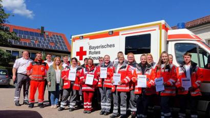 Bild: Bayerisches Rotes Kreuz/exb
Die 15 neuen Sanitäter des Kreisverbandes Tirschenreuth im Bayerischen Roten Kreuz mit Kreisbereitschaftsleiter Christian Stahl, Lehrgangsleiter Daniel Schenkl, Kreisgeschäftsführer Holger Schedl und Ausbilderin Melissa Pregler (von links).