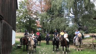 Bild: dob
Bei einer dreitägigen Tour im Sattel lernen die Reiter sich und das Tier noch besser kennen. Mit lockeren Zügeln geht es in Waldau los. Drei Tage später kehren sie wieder an den Ausgangspunkt zurück und sind um etliche schöne Erfahrungen reicher.