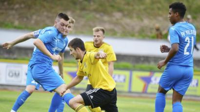 Bild: Hubert Ziegler
Der vom 1. FC Edelsfeld zum SV Hahnbach gewechselte Torschütze Simon Ströhl (Mitte) wird vom Vilsecker Kapitän Frederic Pröls (links) angegriffen. Die Vilsecker Deandre Choice (rechts) und Dominik Kozisek (links hinten) sowie der Hahnbacher Tobias Hüttner (Mitte hinten) sind aufmerksame Beobachter der Szene.
