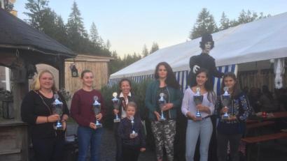 Bild: exb
Über ein außergewöhnliches Turnier freuten sich (von links) 
Sophia Völkel, Lisa Heinold, Birgit Braun, Felicitas Frenzel, Klara Pickelmann-Miranda, Marlin Kammerer und Lisa Gebhardt. .