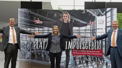 Bild: exb
Cornelia Fehlner lockt als Leiterin der Messe „FachPack“ jährlich Zehntausende Aussteller und Besucher nach Nürnberg. Die Metropolregion hat sie daher als neue Botschafterin ihrer Imagekampagne ausgewählt. Sehr zur Freude der Nürnberg-Messe-Geschäftsführer Roland Fleck (rechts) und Peter Ottmann.