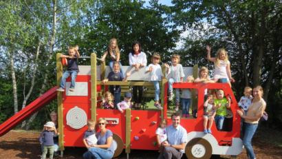 Bild: adj
Bürgermeisterin Tanja Schiffmann (Oben Mitte) und Marktrat Michael Gleißner (vorne knieend rechts) freutn sich mit den Kinder über die Bereicherung des Spielplatzes mit dem neuen Spielgerät.