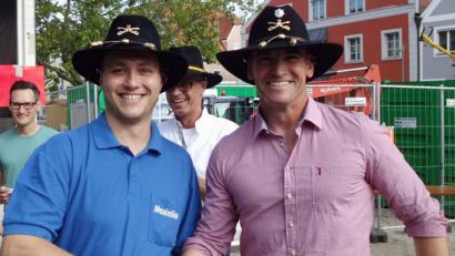 Bild: u
Für seine Verdienste um die Pflege der Freundschaft zwischen der First Squadron des Second Stryker Cavalry Regiments und dem Musikzug zeichnete Lieutenant Colonel Timothy Wright (rechts) den Musikzug-Vorsitzenden Maximilian Stein (links) mit einem Original-Cavalry Stetson aus. Bildmitte: Bürgermeister Hermann Falk, dem diese Ehre bereits früher zuteil wurde..