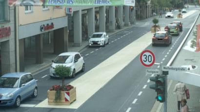 Bild: Josef Wieder
Doppelt gemoppelt: Tempo 30 und Ampelregelung in der Sedan- und Dr.-Pfleger-Straße. In der nächsten Woche wird zumindest die Ampel am Issy-les-Moulineaux-Platz zur Bedarfsampel umgebaut. Und schon wieder, wahrscheinlich aus alter Gewohnheit, wird in der Sedanstraße geparkt – diesmal auf dem neuen Radlerschutzstreifen und damit eben nicht mehr erlaubt.