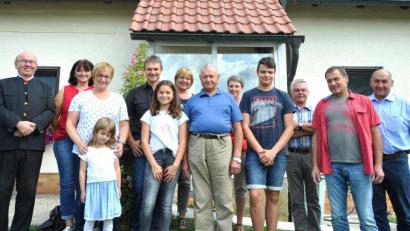 Bild: es
Siegfried Winderl (vorne, Mitte) feierte mit Familie 80. Geburtstag. Dazu gratulierten ihm Bürgermeister Max Völkl (rechts), Pfarrer Wilhelm Bauer (links), Paul Braun und Hedwig Haberl (hintere Reihe, Zweiter und Dritte von rechts) für den OWV Tännesberg.