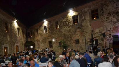 Bild: gi
Viele Besucher kamen zum Weinfest im Schloss Burgtreswitz. Das Duo „Benni & Ritsch“ spielte den ganzen Abend bestens auf und wurden mit Beifall belohnt.