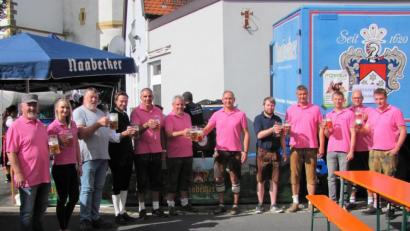 Bild: sei
Kartellvorsitzender und Bürgermeister Richard Kammerer (Sechster von rechts) zapft das erste Fass Naabecker Festbier an. Die Vorstandsmitglieder des Vereinskartells und Landtagsabgeordneter Stephan Oetzinger (Vierter von links) stoßen auf ein harmonisches Bürgerfest an.