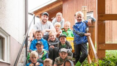 Bild: exb
Die Kinder verbringen beim Ferienprogramm einen Tag mit Jugendwart Fabian Waldmann vom Fischereiverein Pressath.