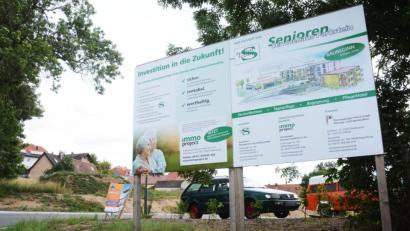 Bild: Gabi Schönberger
Seit über einem Jahr wäre das Areal hinter dieser Tafel baureif. Der Investor zögert sein Seniorendomizil jedoch weiter hinaus. Er hofft auf sinkende Baupreise im kommenden Jahr.