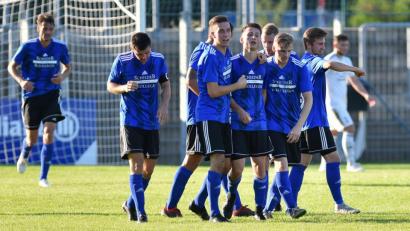 Bild: A. Schwarzmeier
Das war ein hartes Stück Arbeit: In der 90. Minute erlöste Moritz Zeitler (Vierter von rechts) die SpVgg SV Weiden mit dem 1:0-Siegtreffer gegen den TSV Seebach.