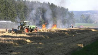 Bild: Wellenhöfer
Auf diesem Feld an der B 22 bei Steinreuth brannte es am Sonntagnachmittag.
