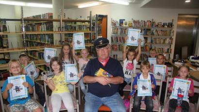 Bild: exb
Werner Robl schlüpfte in die Rolle des Lummerländer Lokführers Lukas, um in der Gemeindebücherei aus Michael Endes Kinderbuch vorzulesen.