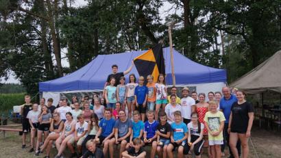 Bild: Tom Graubmann
Die Teilnehmer am „großen Zeltlager“ bekamen prominenten Besuch: Bürgermeister Roland Strehl (Zweiter von rechts) brachte Süßes und Obst ins Camp.