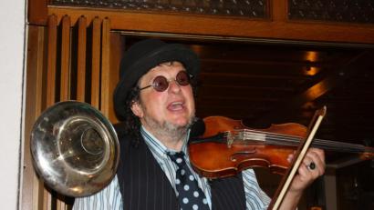 Bild: eib
Milan Karpíšek, Kopf der Švejk Band aus Pilsen, bringt mit seiner Spielfreunde und seinem Humor ein Wirtshaus zum Kochen. Hier bei seinem letzten Auftritt beim Särve vor zwei Jahren. Zur Geige hat er sich noch ein Horn umgeschnallt.