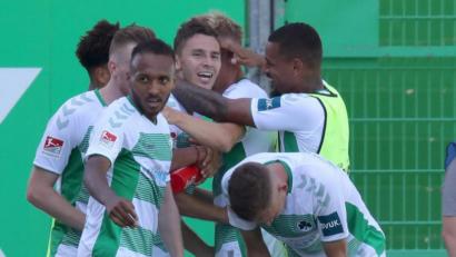 Bild: Daniel Karmann/dpa
Der Fürther Branimir Hrgota (Mitte) jubelt mit seinen Kollegen über seinen vermeintlichen Treffer zum 2:0. Erst Minuten später wurde der zurückgenommen.