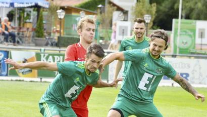 Bild: Hubert Ziegler
Dominik Richter (links) brachte die DJK Ammerthal früh in Führung und musste zur Pause verletzt ausgewechselt werden.