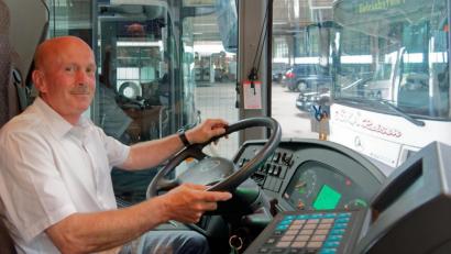 Bild: tr
Kemal Salman in seinem Arbeitsgerät. Busfahren ist für ihn das Höchste. Vier Millionen Kilometer hat er bereits zurückgelegt – unfallfrei.