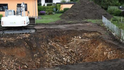 Bild: Petra Hartl
Eigentlich sollte die Baugrube in Haselmühl am Freitag fertig ausgehoben sein. Als der Bagger an der Ecke rechts oben knabberte, kam die 74 Jahre alte Fliegerbombe zum Vorschein. Seitdem ruhen die Arbeiten.