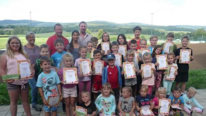 Bild: amö
Die Kinder freuten sich über ihren Urkunden zusammen mit (hinten von links) Monika Ermer, Uwe Groß und Peter Killermann.