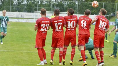 Bild: Hubert Ziegler
So gut wie kein Durchkommen gab es für die DJK Gebenbach im Spiel gegen den ASV Cham, hier bei einer Abwehrmauer mit den beiden Ex-Ambergern Friedrich Lieder (Nr. 9) und Michael Plänitz (Nr. 18). Die besten Chancen hatten Lukas Libotovsky (rechts), der alleine vor dem ASV-Schlussmann vergab, und Fabio Pirner (links) mit einem Freistoß in der Schlussminute.