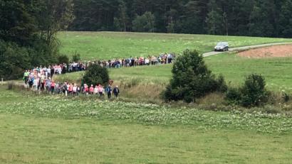 Bild: exb
Rund 200 Wallfahrer ziehen von Michldorf aus acht Kilometer singend und betend nach Luhe auf den Koppelberg. In der Nikolauskirche feiern sie Gottesdienst.