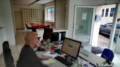 Bild: Thomas Dobler
Lisa Wilhelm im neuen KJR-Büro in Schwandorf, das Anfang August bezogen wurde und noch immer eingerichtet wird.