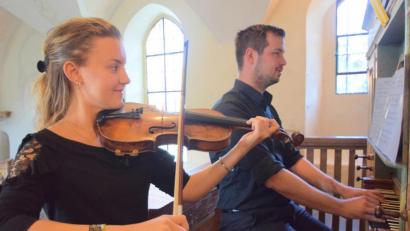 Bild: no
Ronja Rosemann an der Geige und Roland Nitzbon an der Orgel spielen für die Renovierung des Glockenturms in St. Magdalena.