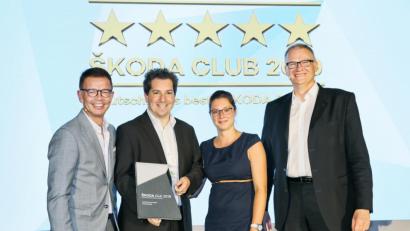 Bild: Auto Brucker GmbH/exb
Stefan N. Quary (Leitung Vertrieb Skoda Auto Deutschland, links) und Frank Jürgens (Geschäftsführer Skoda Auto Deutschland) gratulieren Michael Brucker und Anja Brucker (Zweiter und Dritte von links) zur Auszeichnung.