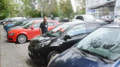 Bild: Gabi Schönberger
Kein leichter Job: Security-Mann K. wacht über den Action-Parkplatz in der Friedrich-Ebert-Straße.