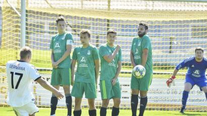 Bild: Ziegler
Germanen-Neuzugang Thomas Behrend (links) zirkelt einen direkten Freistoß in Richtung des Köferinger Tores.