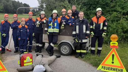 Bild: no
Die acht Jugendlichen mit ihren Betreuern bei der 24-Stunden-Übung der Feuerwehr Sunzendorf.