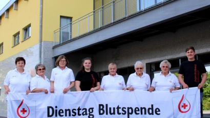 Bild: njn
Das Blutspendeteam der BRK-Bereitschaft und des Jugendrotkreuzes freuen sich schon auf den nächsten Dienstag. Mit auf dem Bild zweite BRK-Bereitschaftsleiterin Anneliese Huhnke (dritte von rechts).