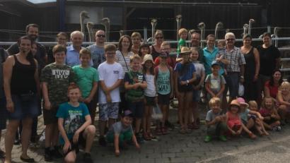 Bild: nbu
Die Freien Wähler Freihung besuchen als Beitrag zum Ferienprogramms mit 27 Kindern den Straußenhof Kotzenbach bei Püchersreuth. Mit dabei Bürgermeister Norbert Bücherl (links), daneben Farmbesitzerin Karin Franz, Zweiter Bürgermeister Helmut Klier (stehend, Siebter von links), FW-Vorsitzender Reinhard Seidl (stehend, Fünfter von rechts, mit Kind in den Armen) und Marktrat Oskar Götz (stehend, Dritter von rechts).