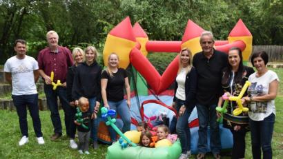 Bild: hcz
Über guten Besuch des Sommerfests freute sich Narrhalla- Fördervereins- Chef Horst Fuchs (Dritter von rechts).
