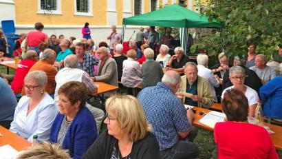 Bild: mef
Viele Gäste geben sich ein Stelldichein" beim ersten Sommerfest der SPD im Schlossgarten.