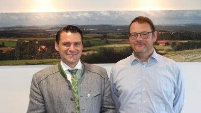 Bild: exb
Michael Völkl (rechts) stellte sich als neuer Leiter des Beruflichen Schulzentrums II bei Landrat Thomas Ebeling vor.