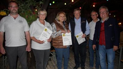 Bild: wro
Zum Weinabend gehörten auch Ehrungen. Bürgermeister Toni Dutz gratulierte den Ausgezeichneten. Im Bild von links Ralf Strobl, Theresia Kreger, Ingrid Schmid, Engelbert Schmid und Tino Kaiser sowie Bürgermeister Toni Dutz.