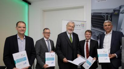 Bild: SWW Wunsiedel/exb
Die Absichtserklärung zur Kooperation beim Elektrolyse-System ist unterschrieben. Im Bild von links Ingo Rießner (Rießner-Gase GmbH), Marco Krasser (Geschäftsführer SWW Wunsiedel), Bürgermeister Karl-Willi Beck, Bernd Koch (Leiter Siemens Dezentrale Energiesysteme Deutschland), Eric Michael Klein (Siemens Corporate Technologies).