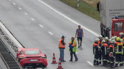 Bild: dtr
Der rote Porsche hat nach dem Unfall nur noch Schrottwert.