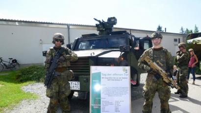 Bild: bey
Die Patenkompanie der Stadt Vohenstrauß aus Oberviechtach präsentierte sich in diesem Jahr mit einem Eagle V, einem leicht gepanzerten Geländefahrzeug. Die Soldaten zeigten sich in voller Ausrüstung.